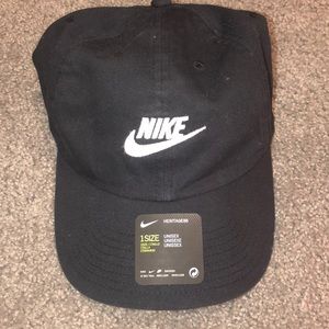 black nike baseball cap.
